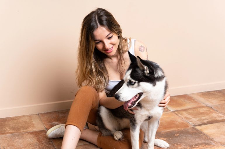 pourquoi mon chien s'assoit sur moi